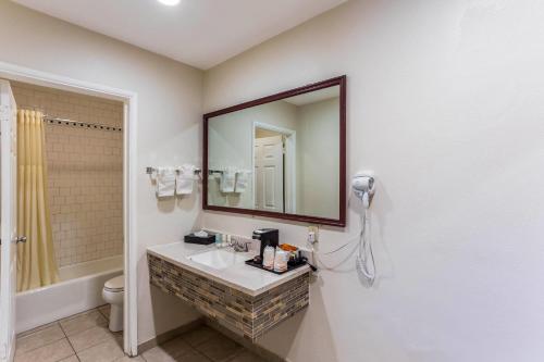 Ένα μπάνιο στο Quality Inn Escondido San Diego North County