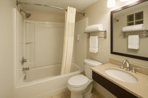 Ένα μπάνιο στο Quality Inn Escondido San Diego North County