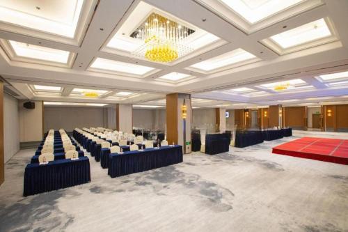 a large room with rows of tables and chairs at Hampton by Hilton Zhuhai Doumen in Zhuhai