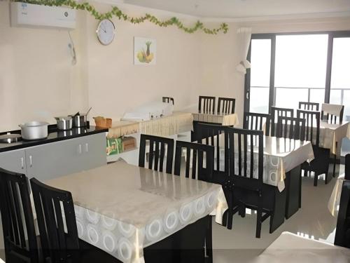 a dining room with a table and some chairs at GreenTree Inn Jiangsu Xuzhou Jinshan Bridge Building Jinqiao Road Express Hotel in Xuzhou