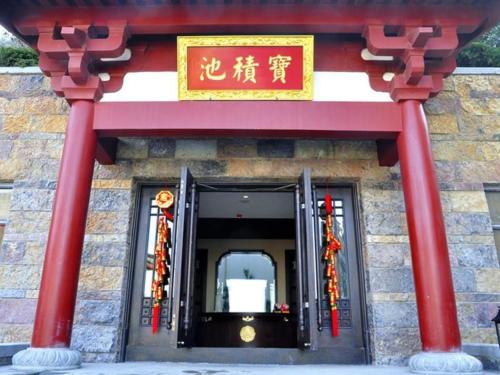 a entrance to a building with red columns at Xian Huaqingyutang Hotel in Xi'an