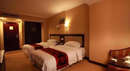 a hotel room with two beds in a room at Dalian Bohai Pearl Hotel in Dalian