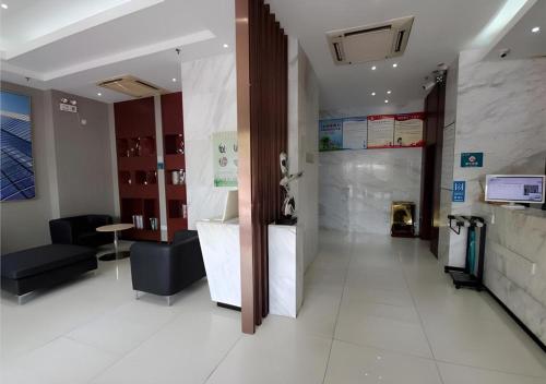 a hospital lobby with a waiting room and a waiting room at City Comfort Inn Zhaoqing Qixingyan Scenic Area Xinghu Archway in Zhaoqing