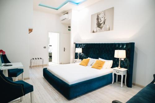 una camera da letto con un letto grande e un divano di Escape Suite Guest House - Ca Domus Collection a Roma
