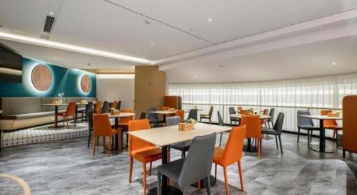 a dining room with tables and chairs in a restaurant at City Comfort Inn Nanning Guangxi University in Nanning