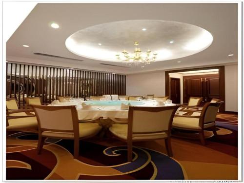 a dining room with a large table and chairs at Putian Haiyuan International Hotel in Putian