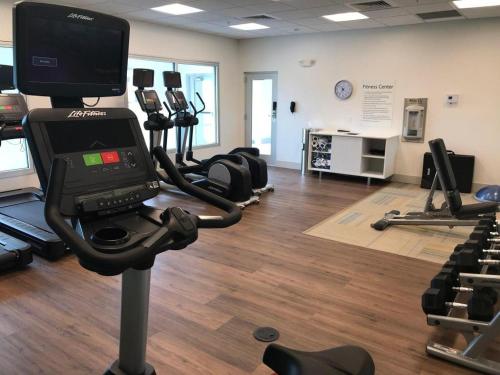 a room with a gym with several treadying machines at Holiday Inn Express and Suites Hannibal-Medical Center By IHG in Hannibal