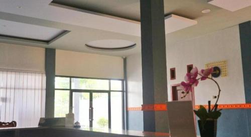 a room with a vase with a flower in it at Penginapan Arsyana in Pacitan