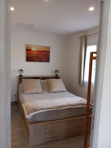 a bedroom with a bed in a room at Tiny House T1 in Entraigues-sur-la-Sorgue