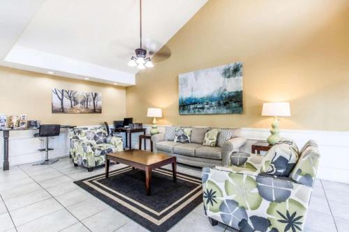 a living room with couches and a table at Quality Inn Bessemer I-20 exit 108 in Bessemer