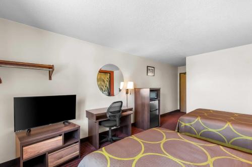 Un ou plusieurs lits dans un hébergement de l'établissement Super 8 by Wyndham Dumfries/Quantico