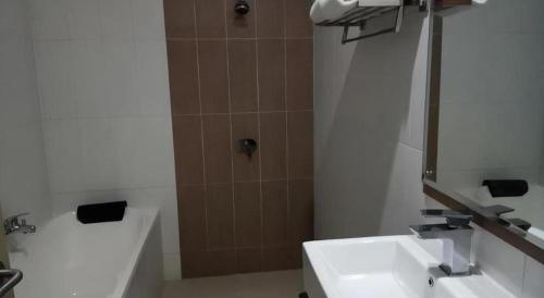Koupelna v ubytování Grand Dian Hotel Slawi