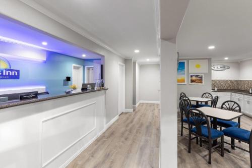 a restaurant with a bar with chairs and a table at Days Inn by Wyndham Temple in Temple