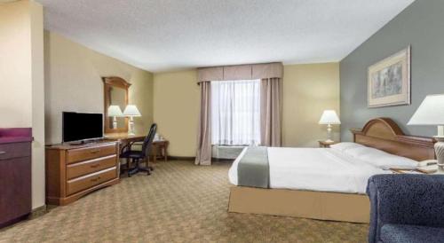 Televisyen dan/atau pusat hiburan di Days Inn by Wyndham Selma