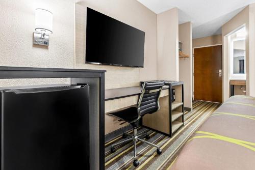Televisyen dan/atau pusat hiburan di Super 8 by Wyndham Athens