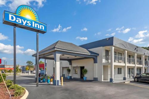 a days inn sign in front of a building at Days Inn by Wyndham Goose Creek in Charleston