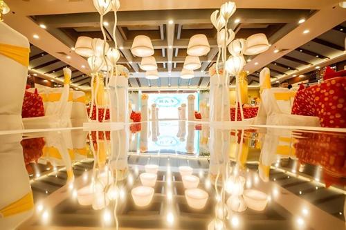 a room filled with lots of vases filled with cherries at Huangshan International Hotel in Huangshan