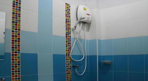 a shower in a bathroom with a blow dryer at Sabai Ez Hotel in Songkhla
