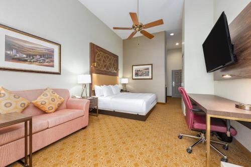 a hotel room with a bed and a couch at La Quinta by Wyndham Marble Falls in Marble Falls