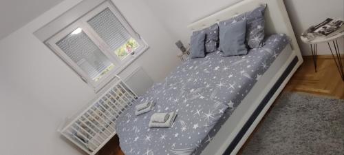 an overhead view of a bed in a bedroom at Apartman N&L in Sombor