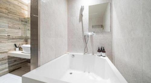 Bilik mandi di Gram Hotel