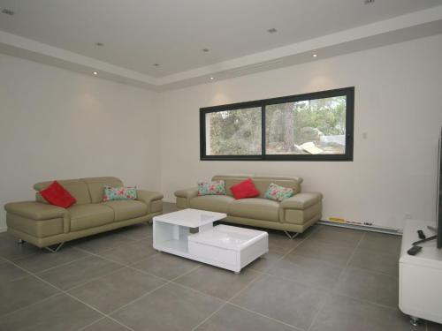 un salon avec deux canapés et une table basse dans l'établissement Villa in Var with Pool near Massif Maures, à Vidauban