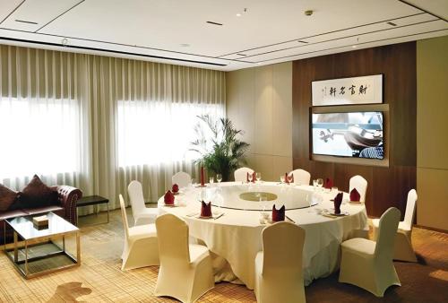 a meeting room with a white table and chairs at Best Western Plus Fuzhou Fortune Hotel in Fuzhou