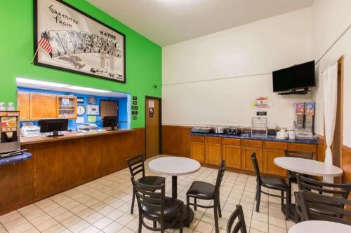Una cocina o cocineta en Super 8 By Wyndham Wayne