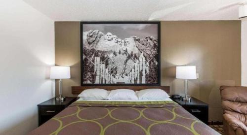 Una cama o camas en una habitación de Super 8 By Wyndham Wayne