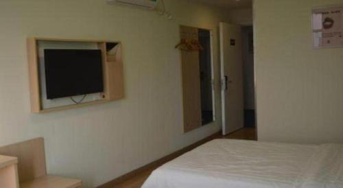 Ένα ή περισσότερα κρεβάτια σε δωμάτιο στο 7 Days Inn Shanghai Minhang Dongchuan Road Jiaotong University