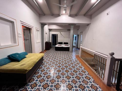 Schlafzimmer mit einem Bett und Teppichboden in der Unterkunft Savita Ba Ni Haveli A Heritage House in Ahmedabad