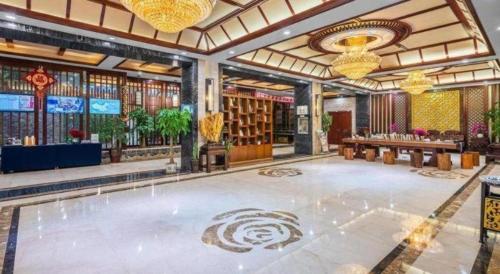 a lobby of a hotel with at GreenTree Inn Kunming Baiyun Road Tongde Plaza Branch in Kunming