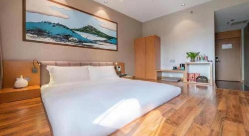 Un ou plusieurs lits dans un hébergement de l'établissement Qiuguo Hotel Beijing BIEC & Airport