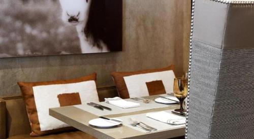 a table in a restaurant with a table sidx sidx sidx at Fifteen Beacon Hotel in Boston