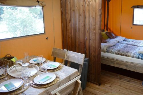 Una cama o camas en una habitación de Camping Kaul