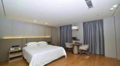 Postel nebo postele na pokoji v ubytování Dong Cheng Hotel