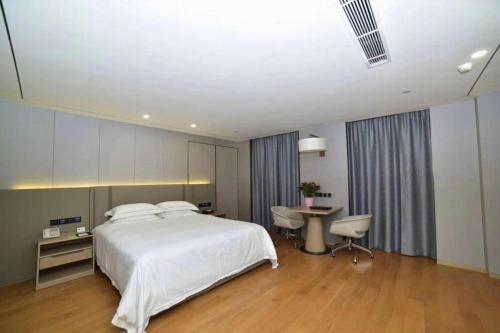 Postel nebo postele na pokoji v ubytování Dong Cheng Hotel
