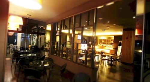 a restaurant with tables and chairs in a room at Hotel One Byeonsan in Buan