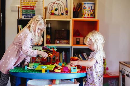 two little girls playing with a toy table at Chata Krušnohorka in Kovářská