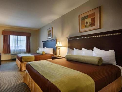 una camera d'albergo con due letti e una finestra di Best Western La Grange Inn & Suites a La Grange