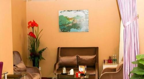 a living room with a leather chair and a table at Super 8 Hotel Quanzhou Xinchezhan Branch in Quanzhou