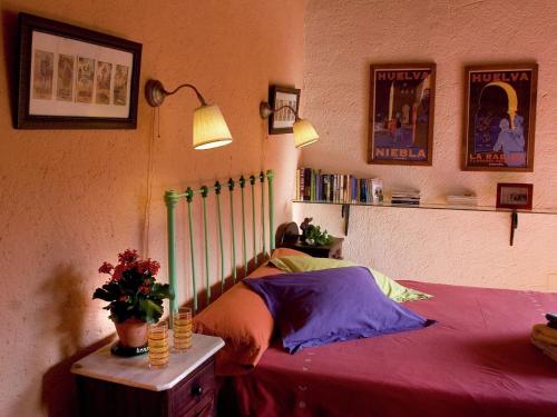 Ένα ή περισσότερα κρεβάτια σε δωμάτιο στο Cottage in Alájar with Stunning Valley Views