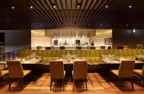 a dining room with a large table and chairs at Nippondaira Hotel in Shizuoka