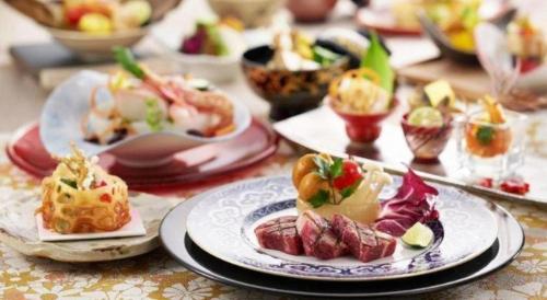 Makanan di atau berdekatan hotel
