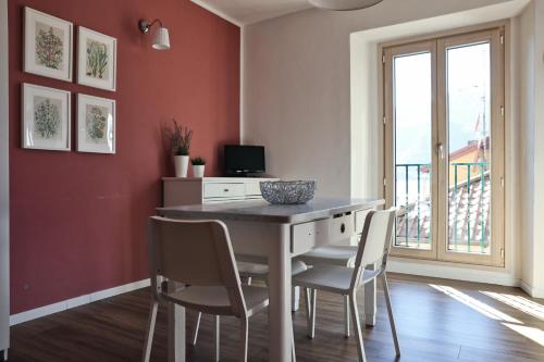 Μια τηλεόραση ή/και κέντρο ψυχαγωγίας στο Varennahouse Lory Apt