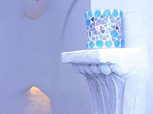 a blue vase sitting on top of a shelf at Arabian Art Hotel & Gallery in Onjuku