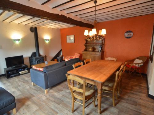 een woonkamer met een houten tafel en een eetkamer bij Holiday house in a horse riding school and Spa in Stavelot