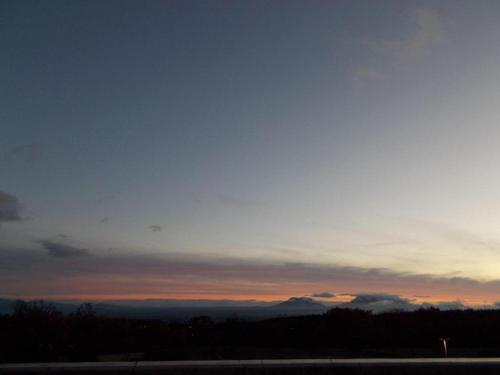 a view of the sunset from a road at Kuju Kogenso Hotel in Kokonoe