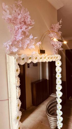 a mirror with flowers on it in a room at Odunpazarı Paşa Konak Hotel in Eskisehir