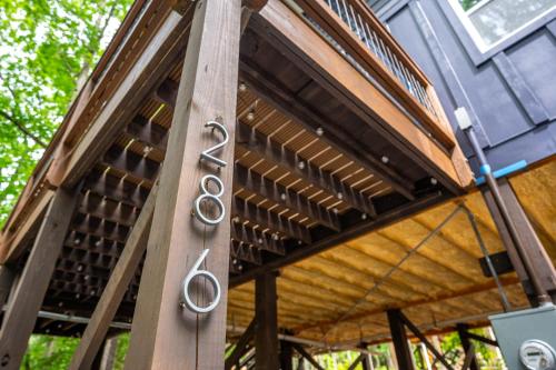 eine Schere, die an einer Holzstange hängt in der Unterkunft Galaxy Tree House in Dogwood Acres